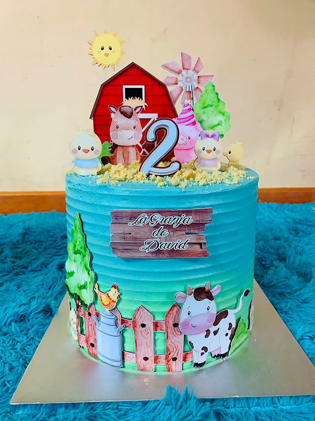 Torta temática de granja con toppers