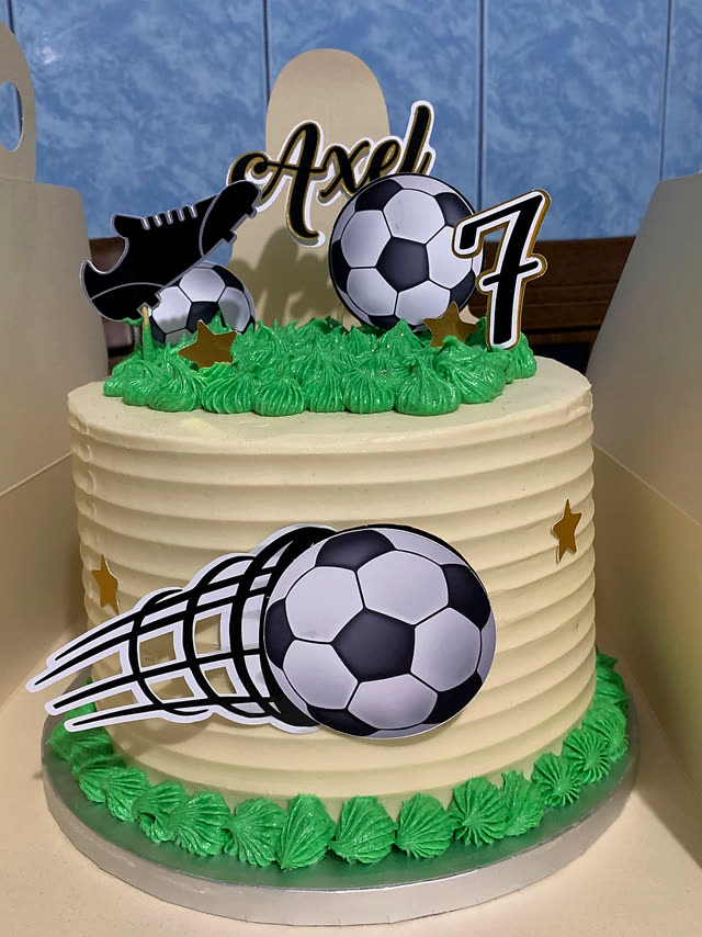 Torta de fútbol con toppers personalizados