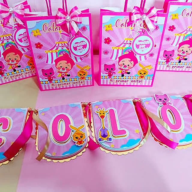 Bolsitas y banderín de cumpleaños en tonos rosados