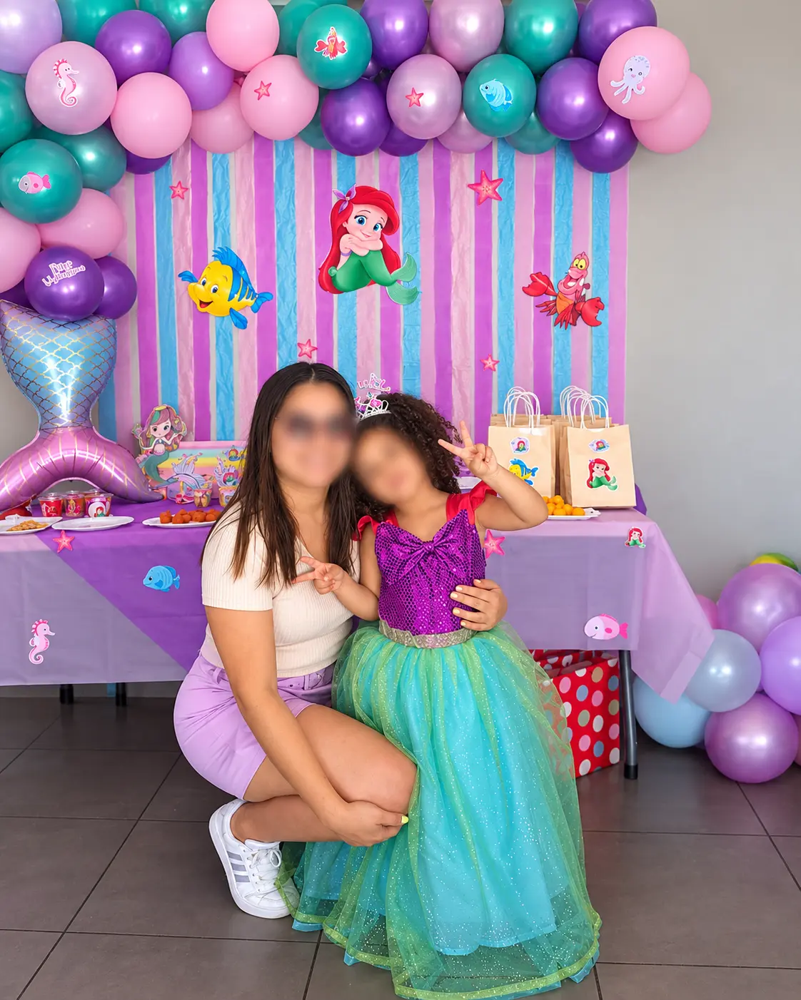 Celebración temática de sirenas decorada con papelería creativa